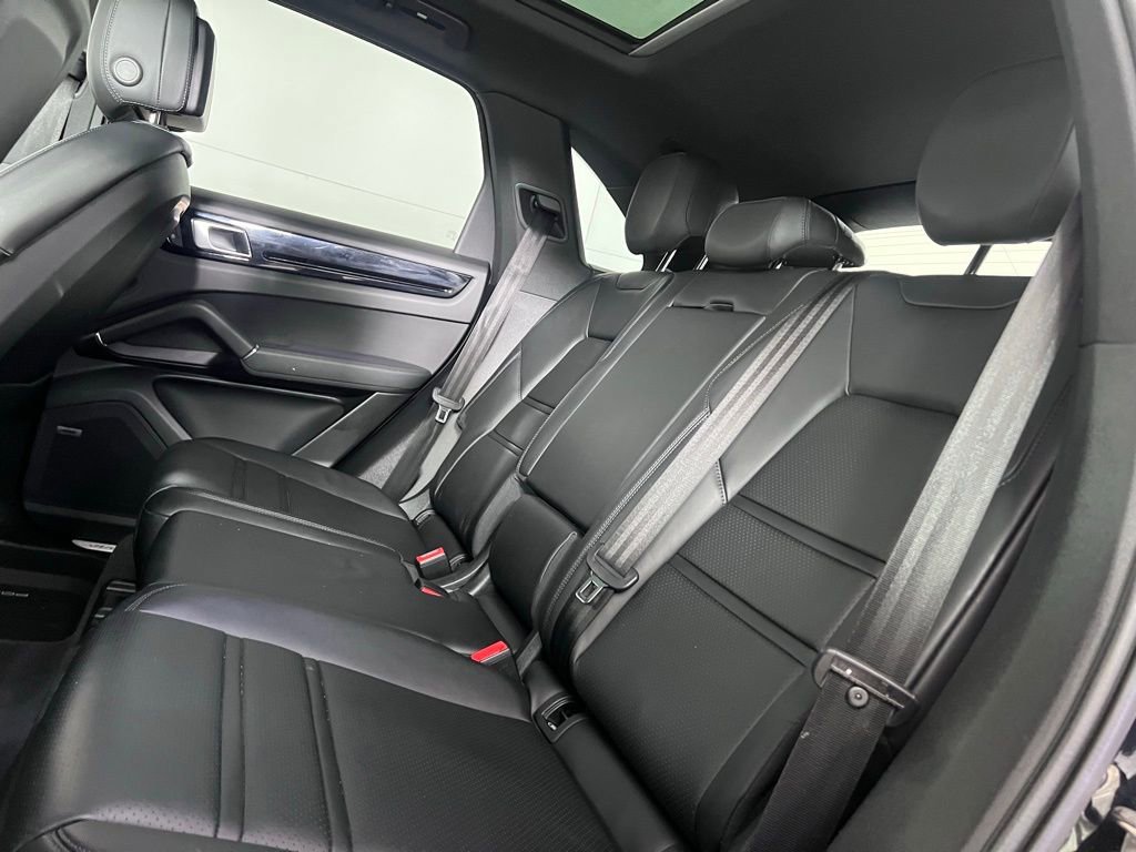 Certified 2023 Porsche Cayenne Platinum Edition image 24