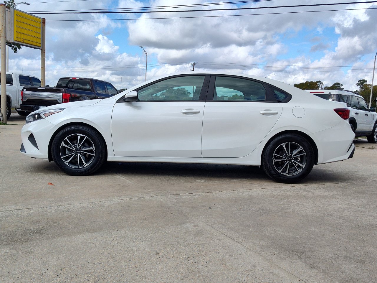 Used 2023 Kia Forte LXS image 3