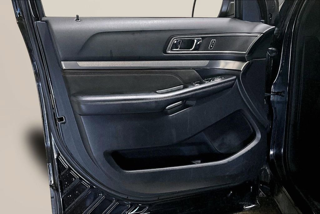 Used 2018 Ford Explorer XLT w/ XLT Appearance Package image 19