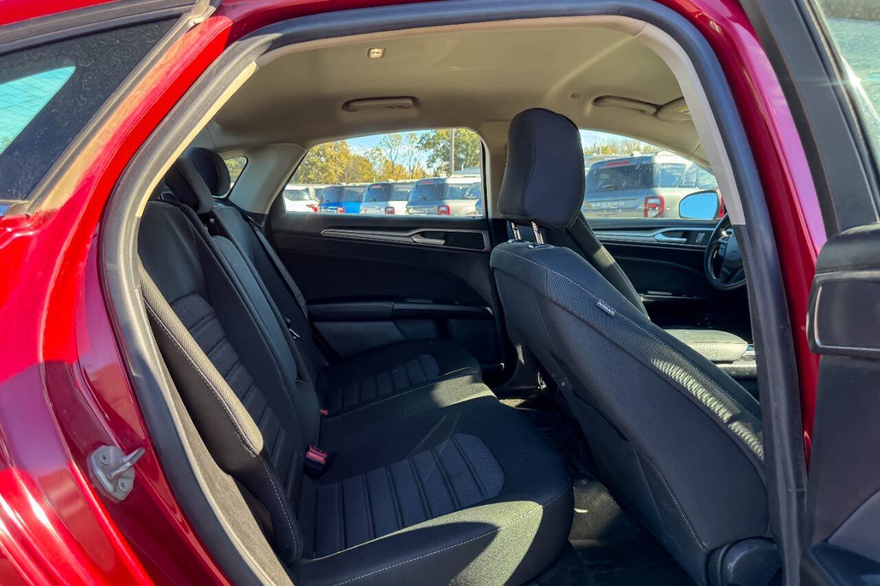 Used 2020 Ford Fusion SE FWD image 9