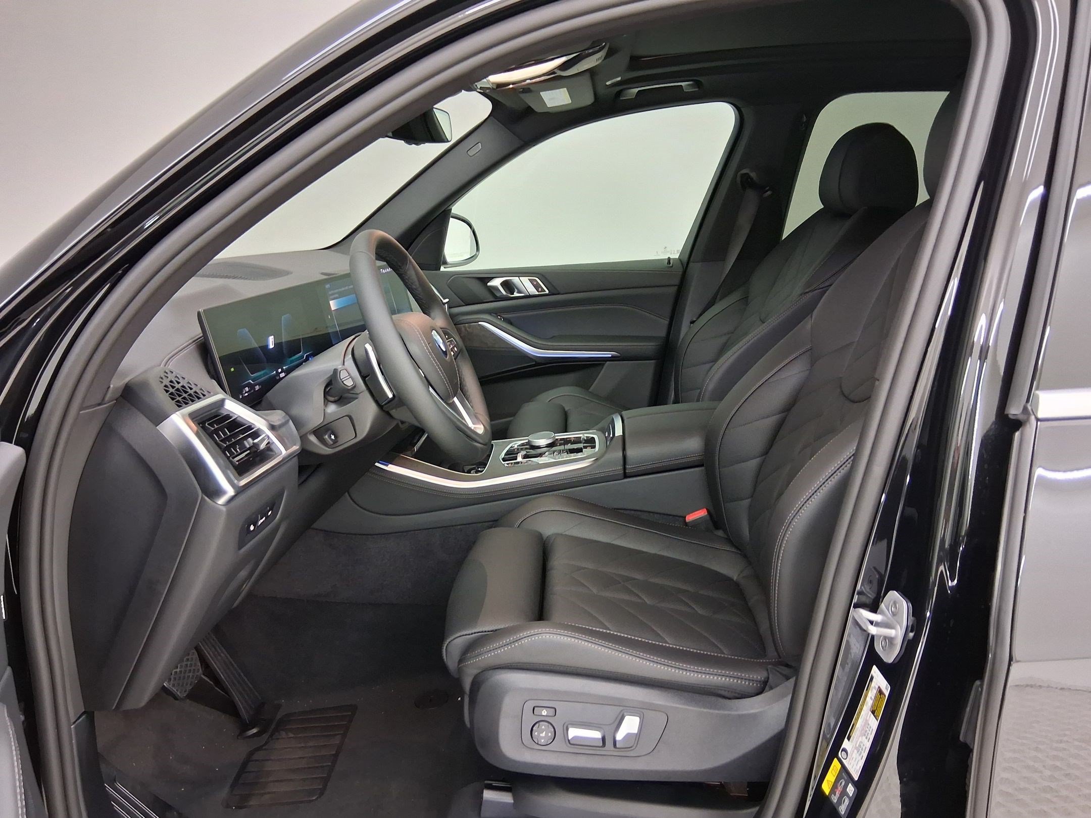 New 2026 BMW X5 xDrive50e w/ Parking Assistance Package AWD/4WD image 3