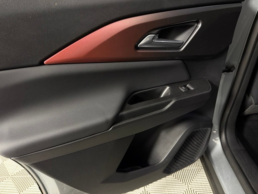 Used 2024 Chevrolet Equinox EV RS FWD image 28