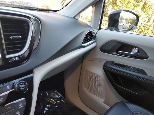 Used 2024 Chrysler Pacifica Touring-L image 25