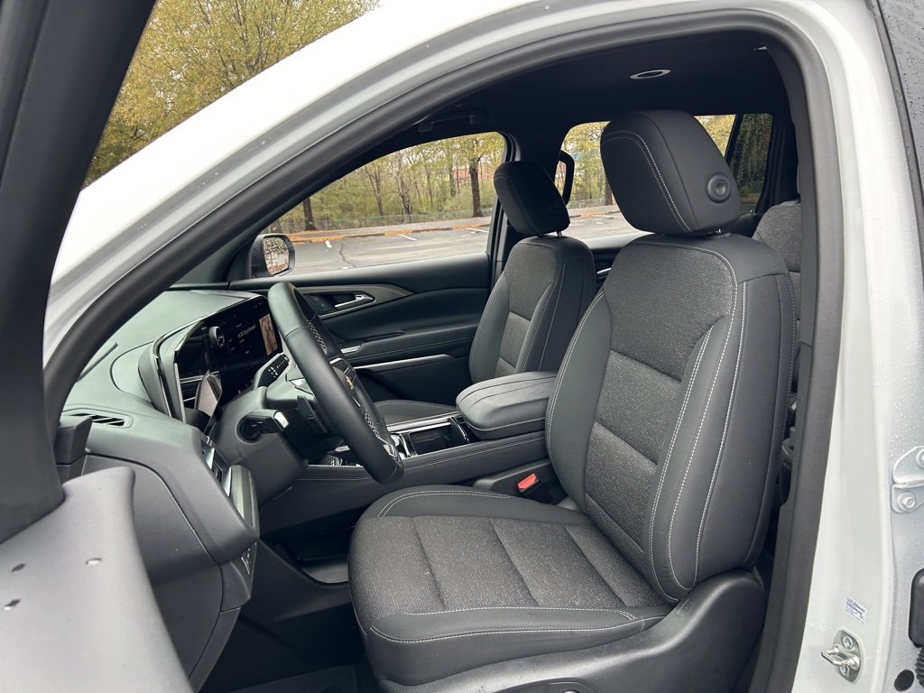 Used 2024 Chevrolet Traverse LT image 36