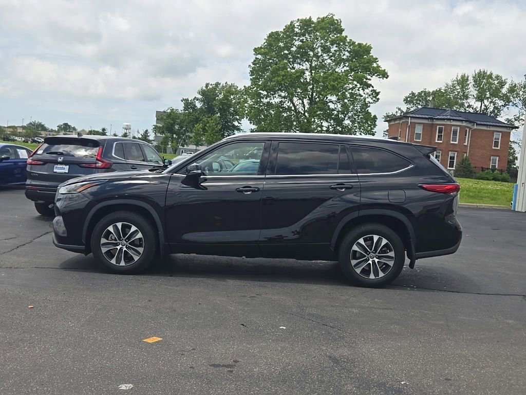 Used 2021 Toyota Highlander XLE AWD/4WD image 4