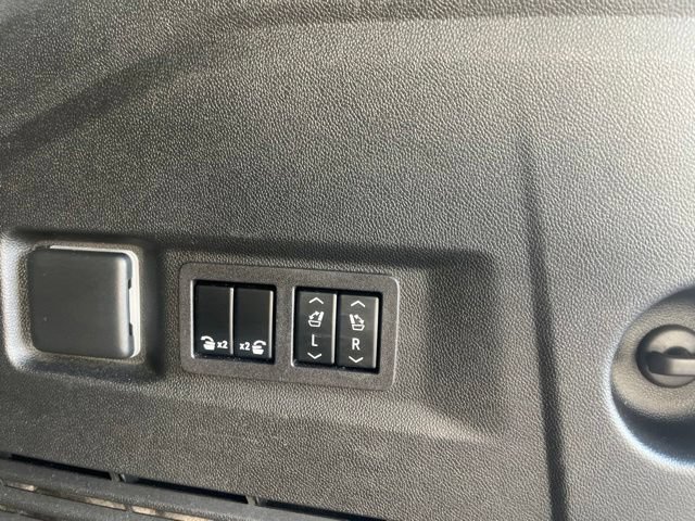 Used 2023 GMC Yukon Denali Ultimate AWD/4WD image 16