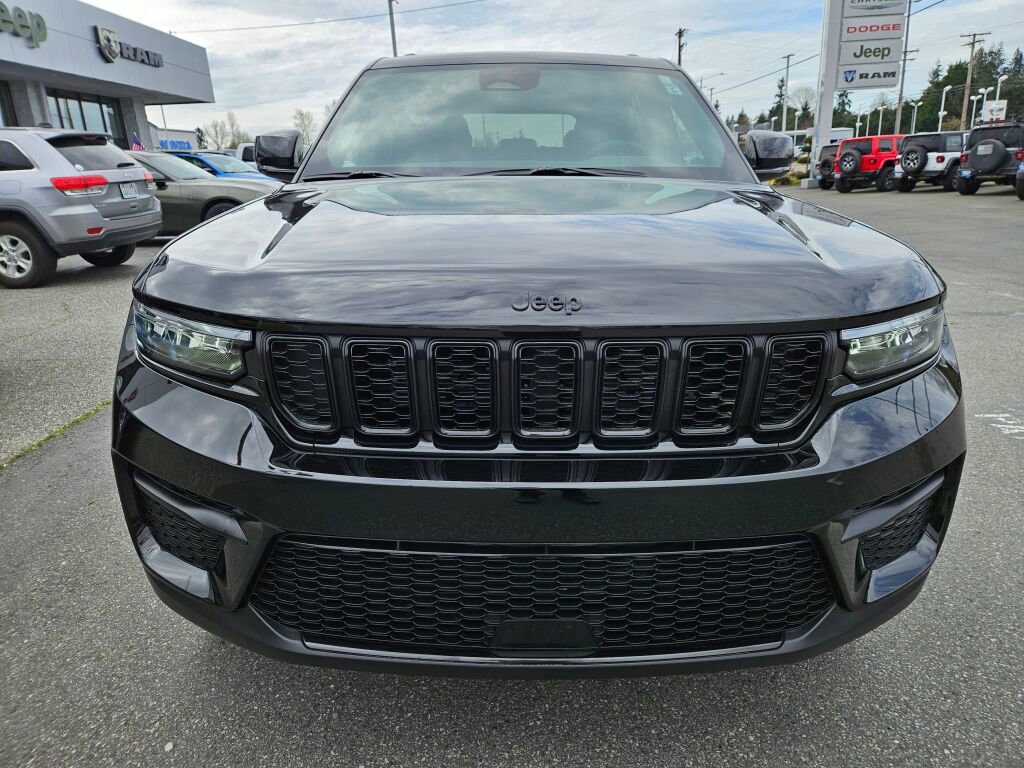 Used 2025 Jeep Grand Cherokee Altitude AWD/4WD image 7