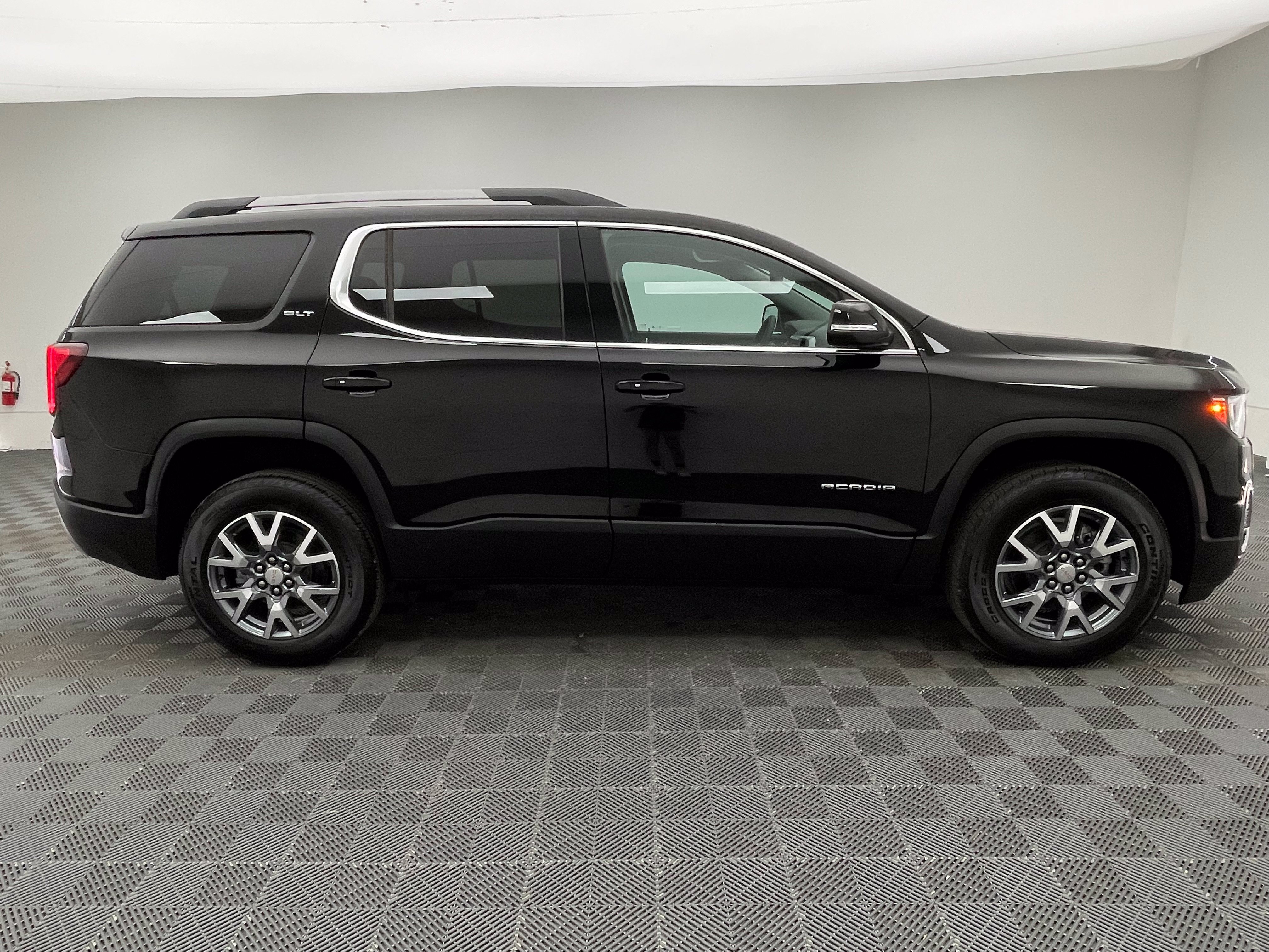 Used 2023 GMC Acadia SLT FWD image 6