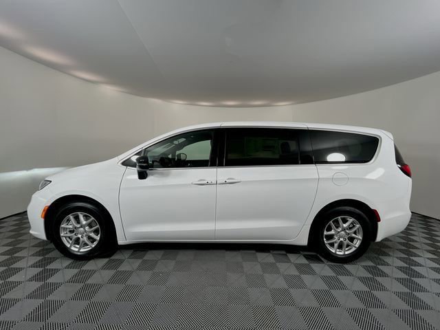 New 2026 Chrysler Pacifica Select image 5
