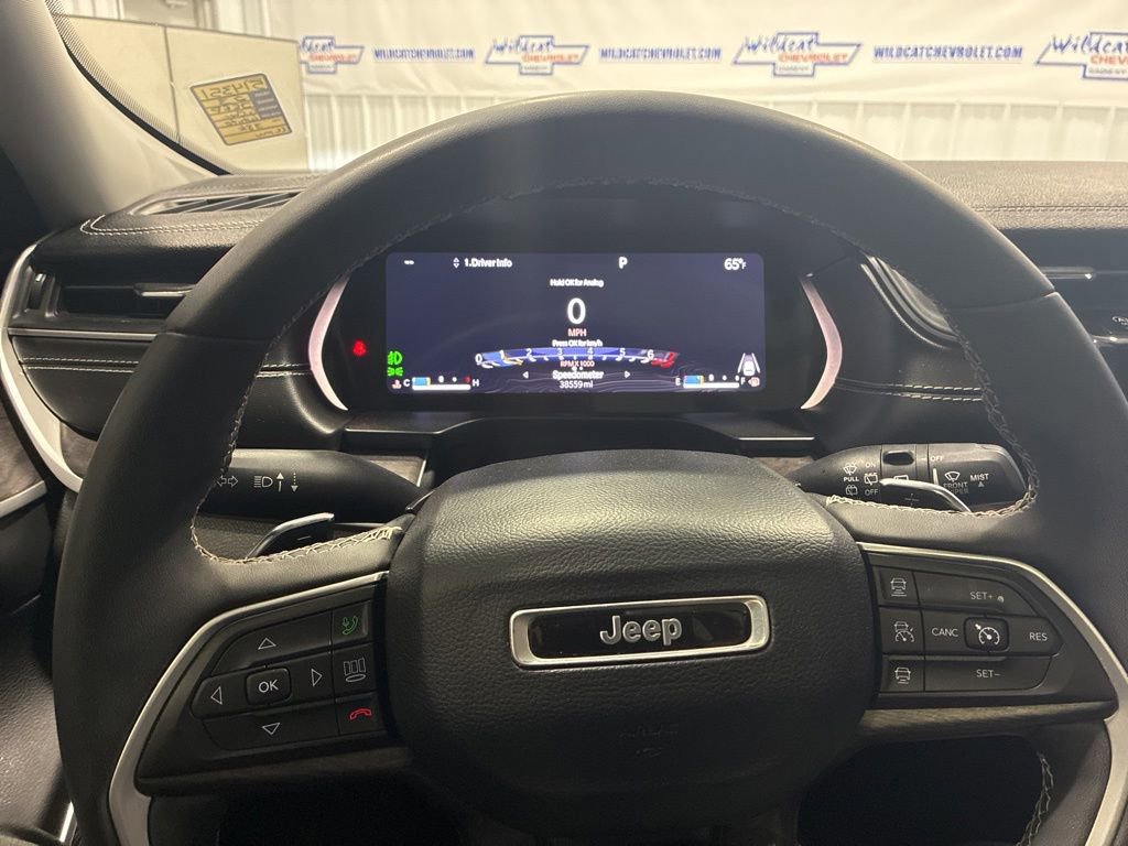 Used 2023 Jeep Grand Cherokee Limited w/ Black Appearance Package AWD/4WD image 24