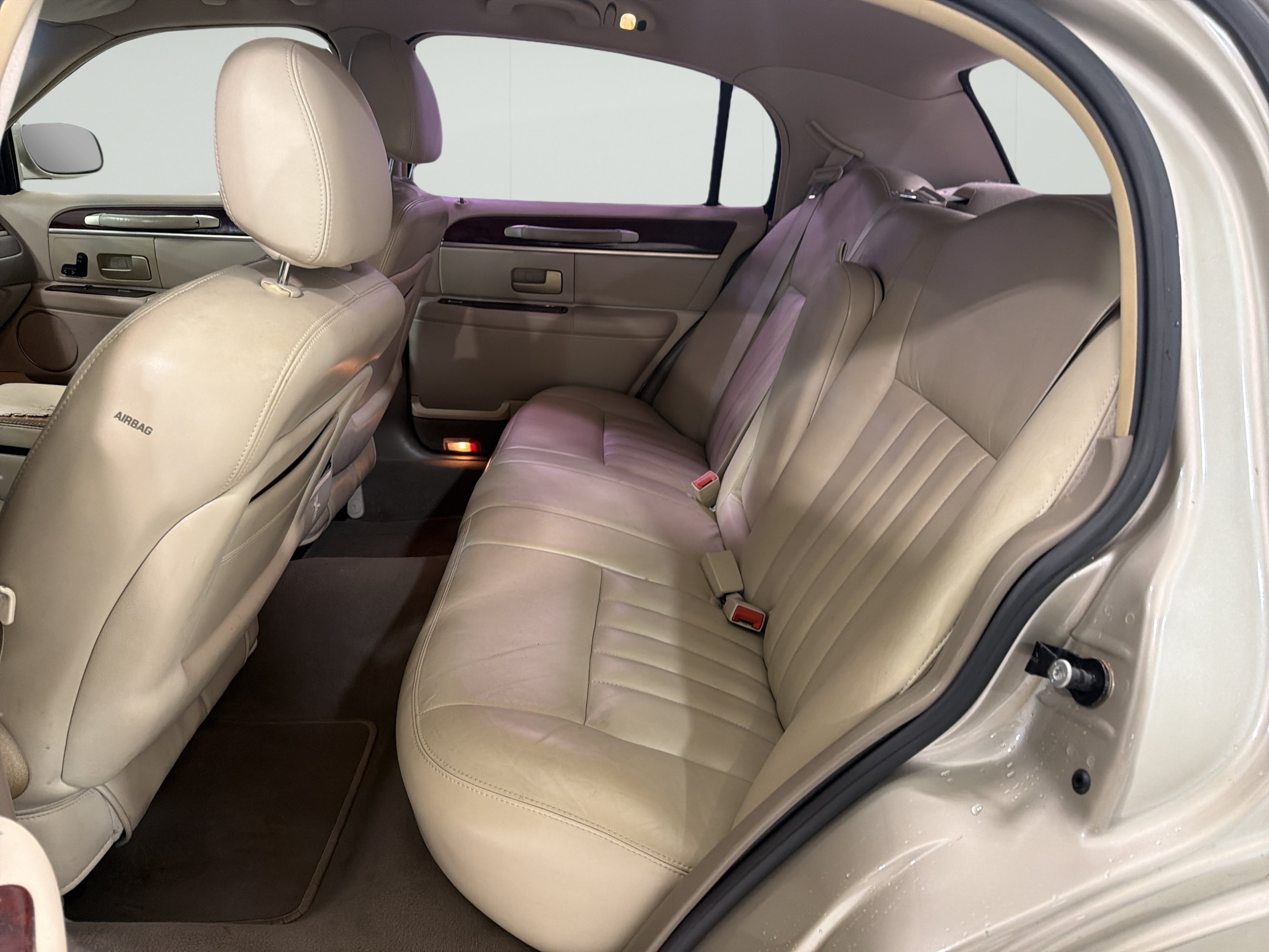Used 2004 Lincoln Town Car Signature RWD image 10