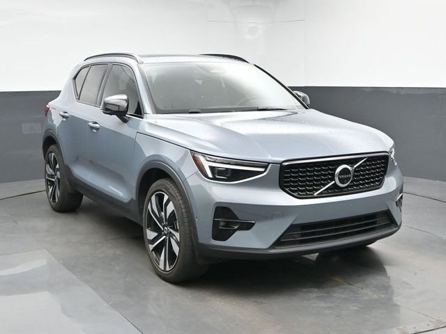 Used 2023 Volvo XC40 B5 Ultimate w/ Protection Package Premier AWD/4WD image 2