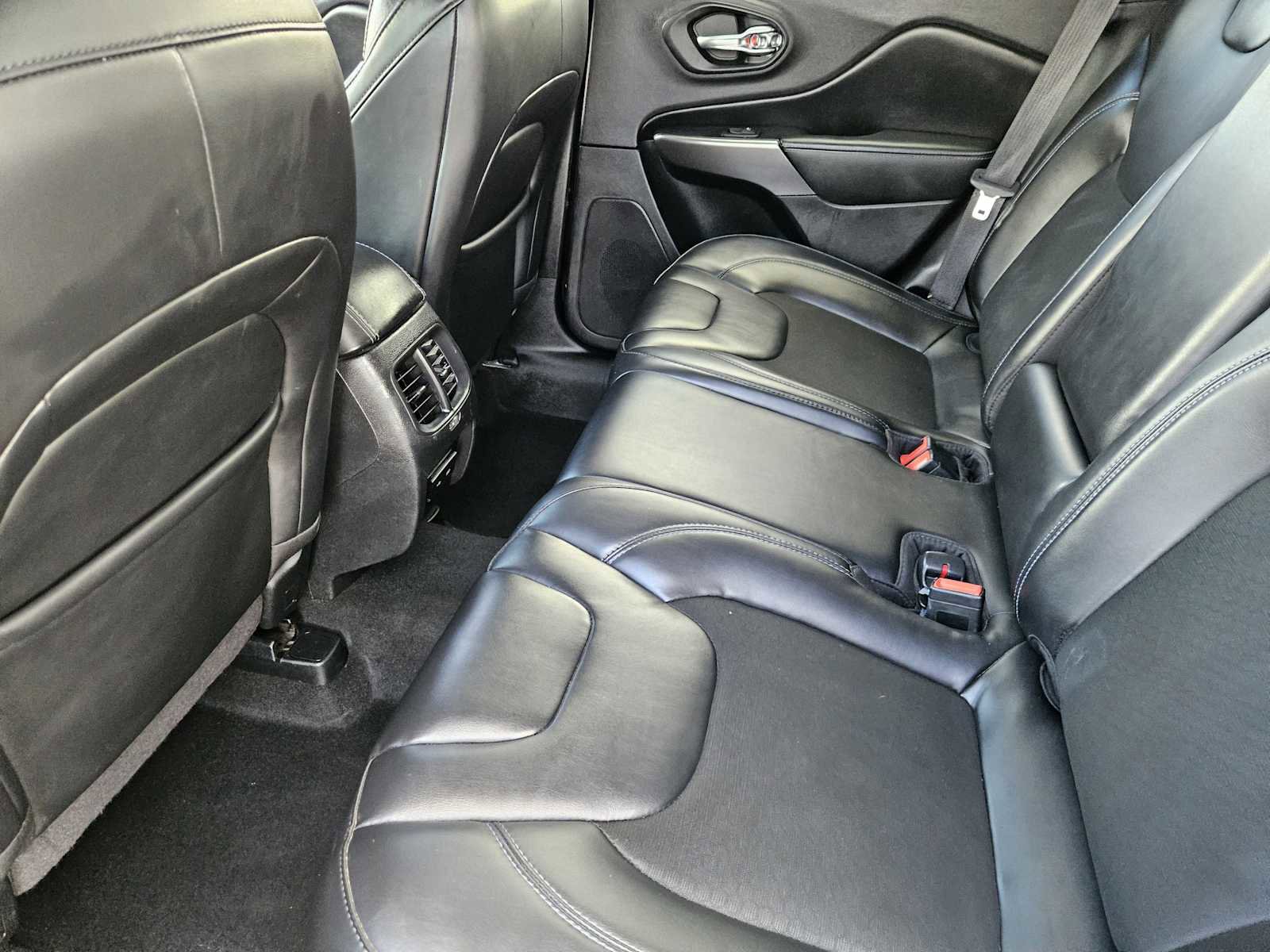 Used 2020 Jeep Cherokee Latitude Plus FWD image 29