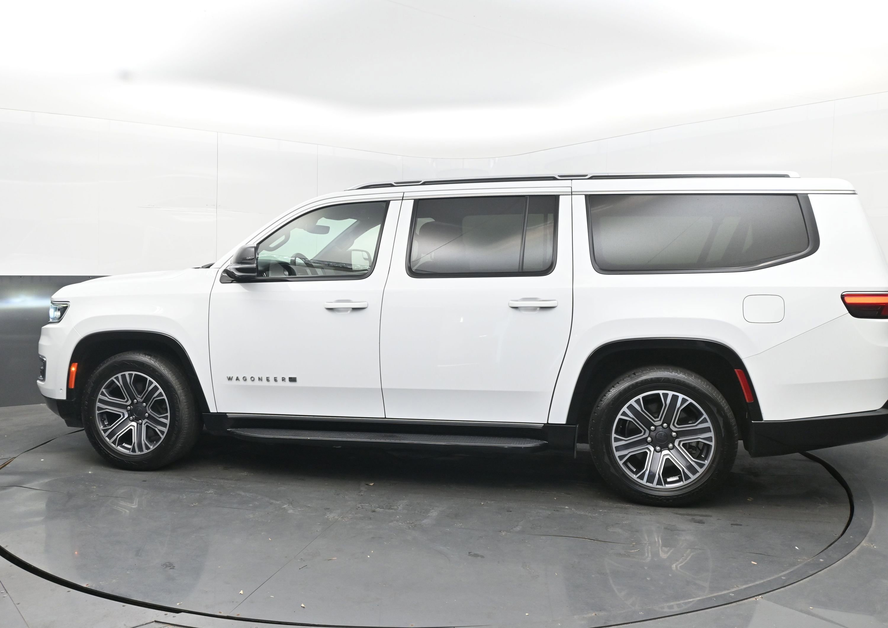 Used 2023 Jeep Wagoneer L Series II image 7