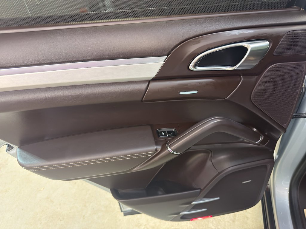 Used 2016 Porsche Cayenne Turbo image 30