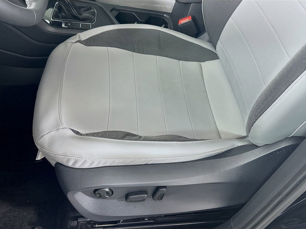 Used 2023 Volkswagen Taos SE image 19