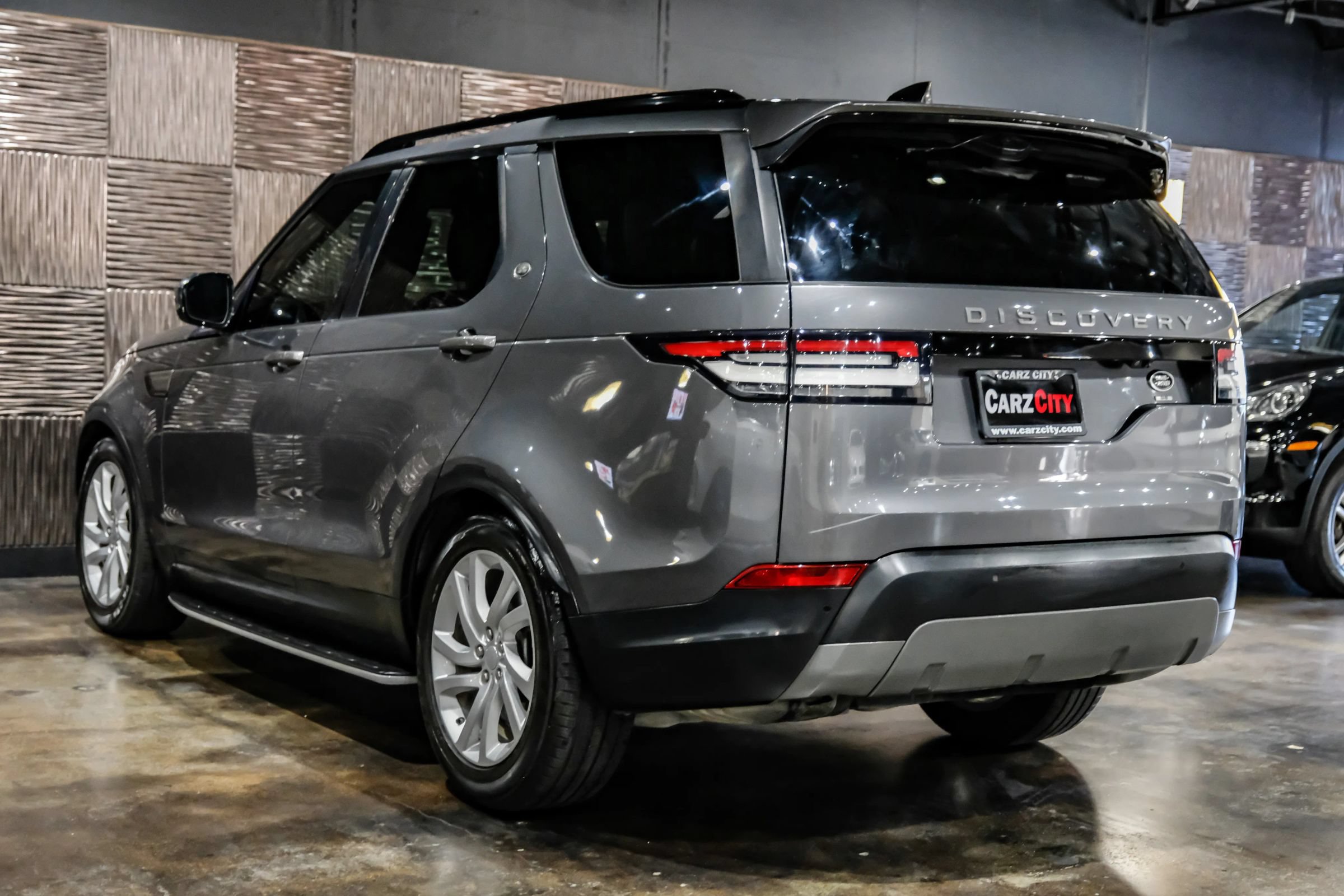 Used 2018 Land Rover Discovery SE AWD/4WD image 11