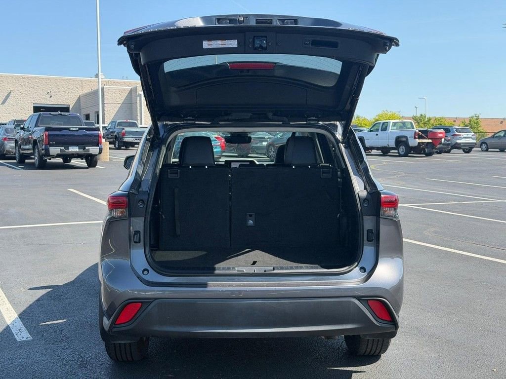 Used 2023 Toyota Highlander XLE AWD/4WD image 4