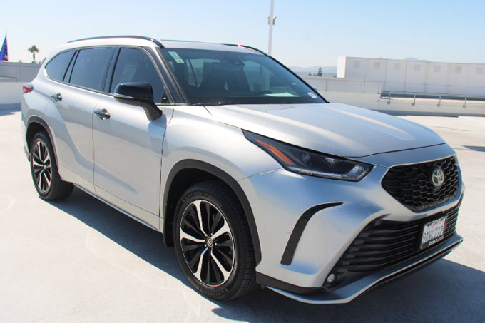Used 2022 Toyota Highlander XSE AWD/4WD image 2