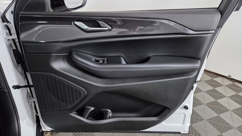 Used 2023 Jeep Grand Cherokee Altitude image 34