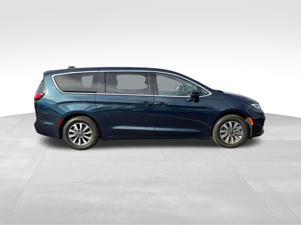 Used 2023 Chrysler Pacifica Touring-L image 9