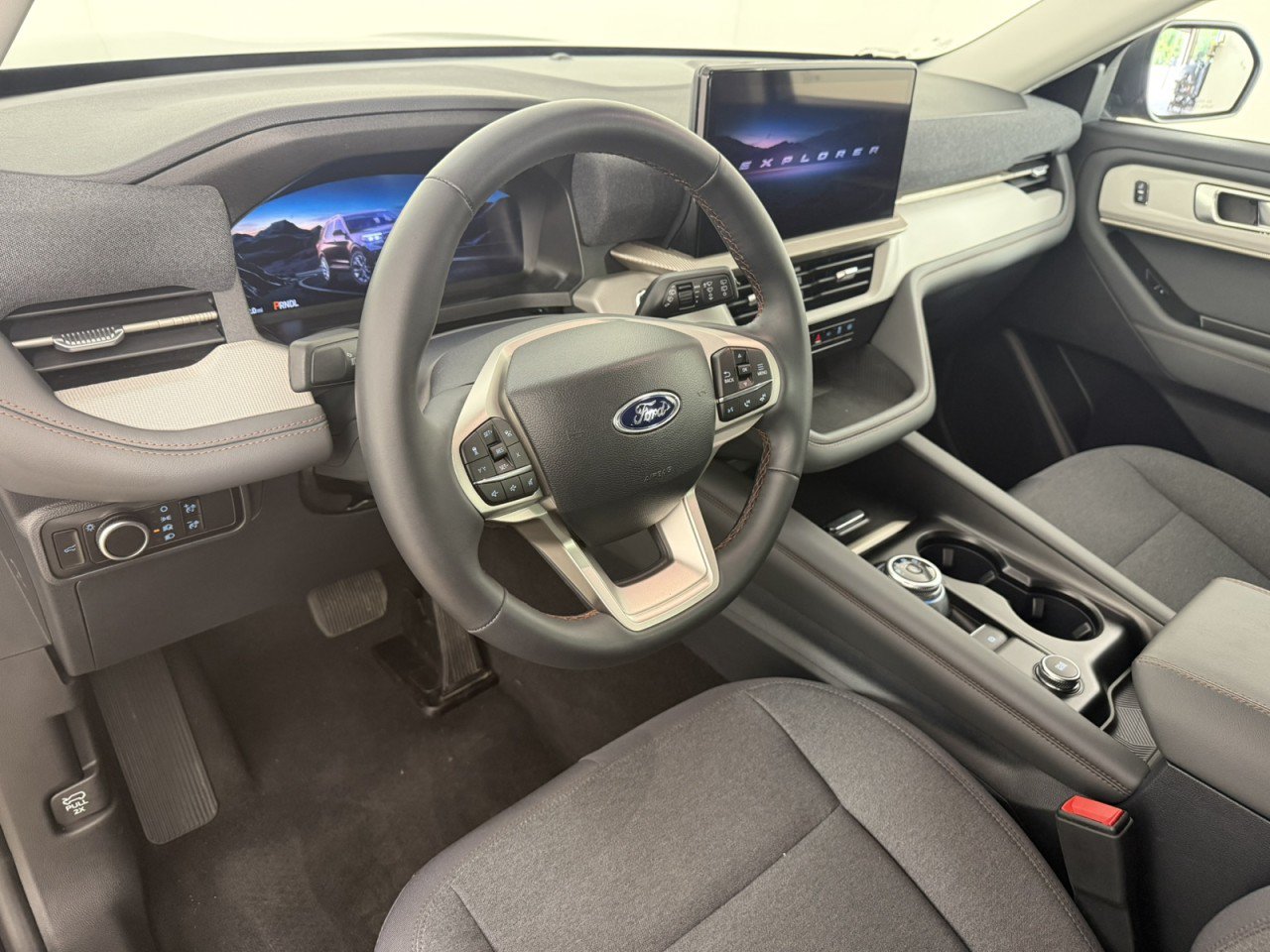 Used 2025 Ford Explorer Active AWD/4WD image 17