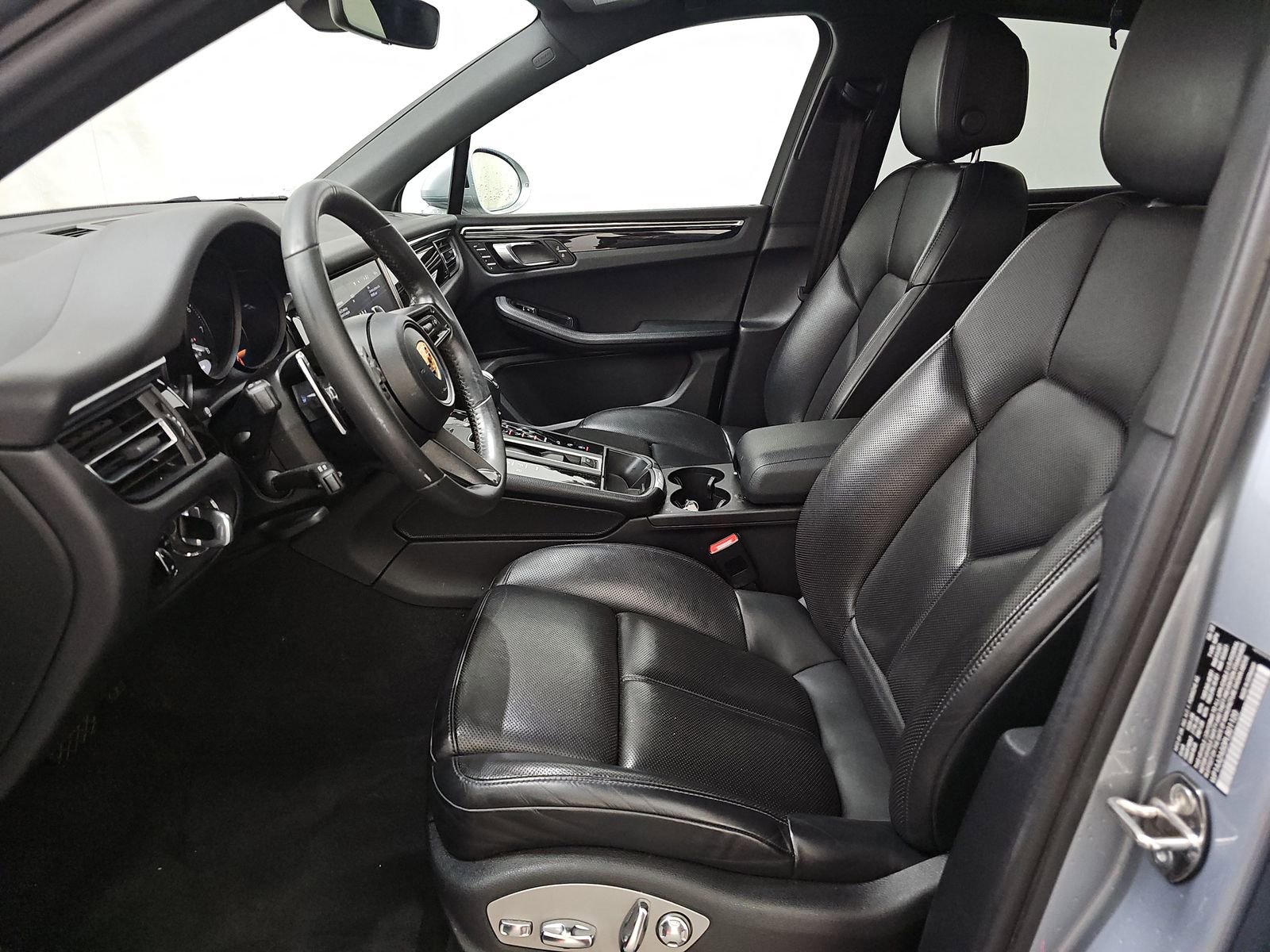 Used 2023 Porsche Macan w/ Premium Package Plus image 11