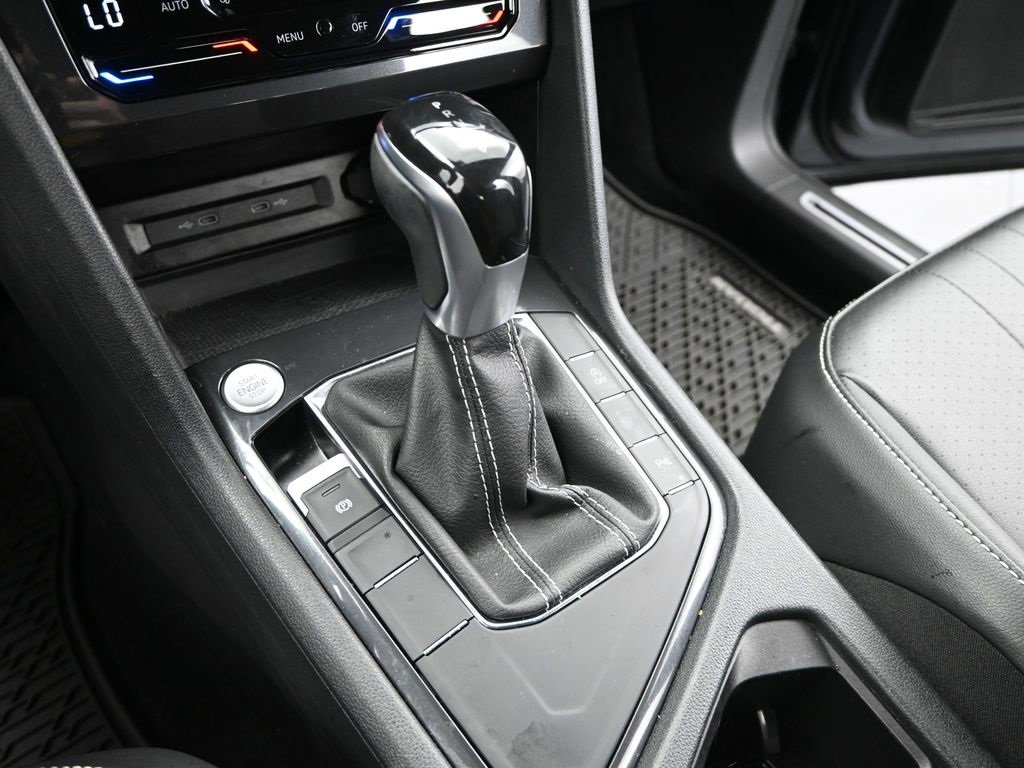 Used 2022 Volkswagen Tiguan SE R-Line image 18