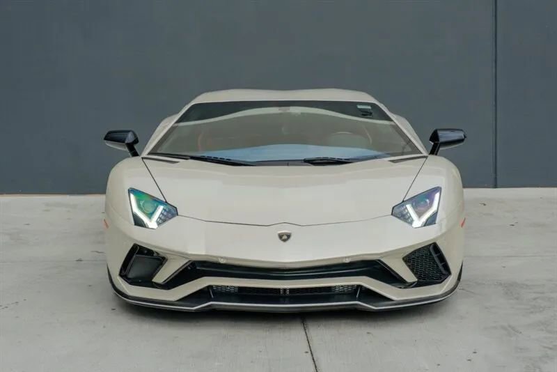 Used 2017 Lamborghini Aventador S image 3