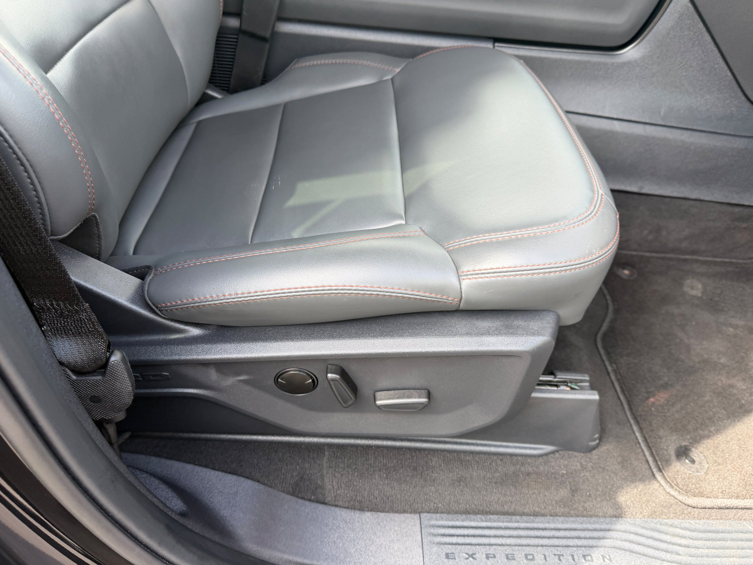 Certified 2025 Ford Expedition Active AWD/4WD image 26