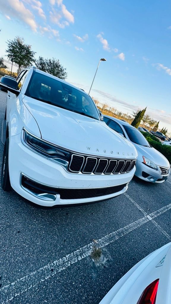 Used 2023 Jeep Wagoneer Base image 5