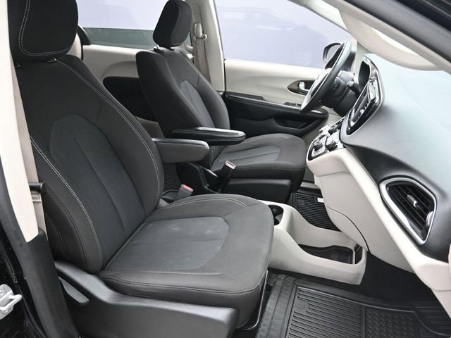 Used 2022 Chrysler Voyager LX image 28