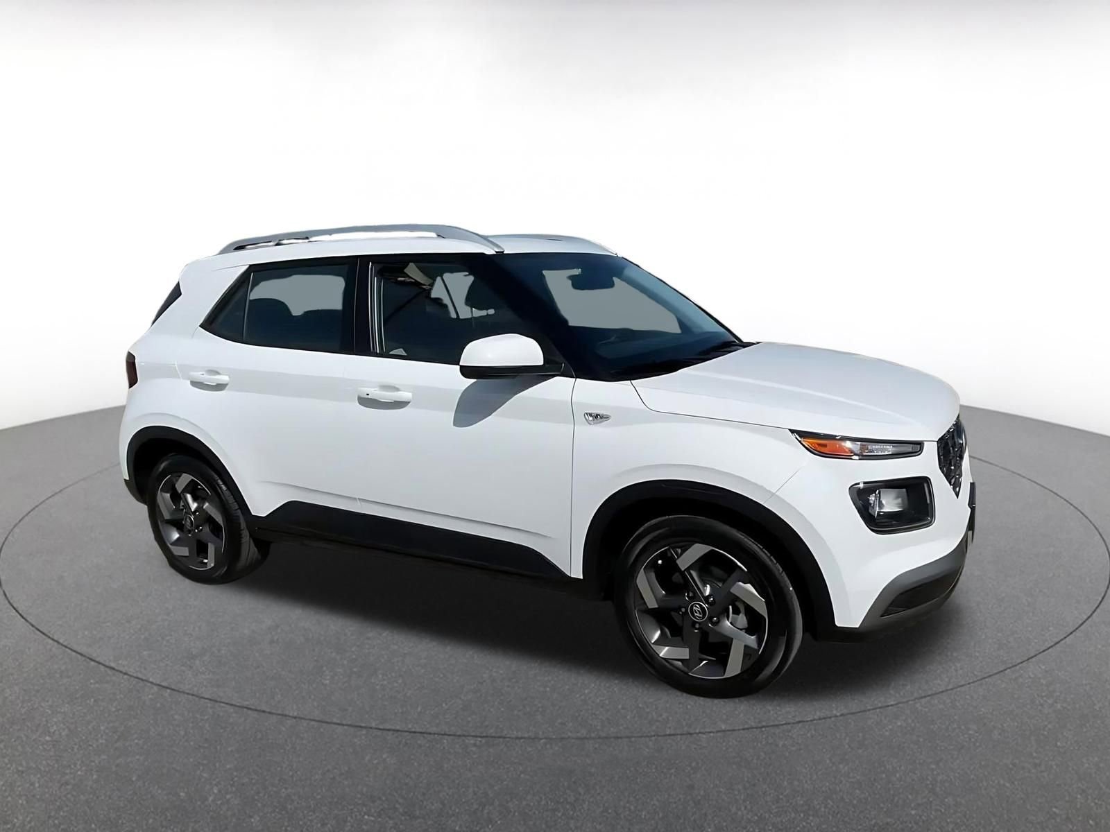 Used 2025 Hyundai Venue SEL image 2