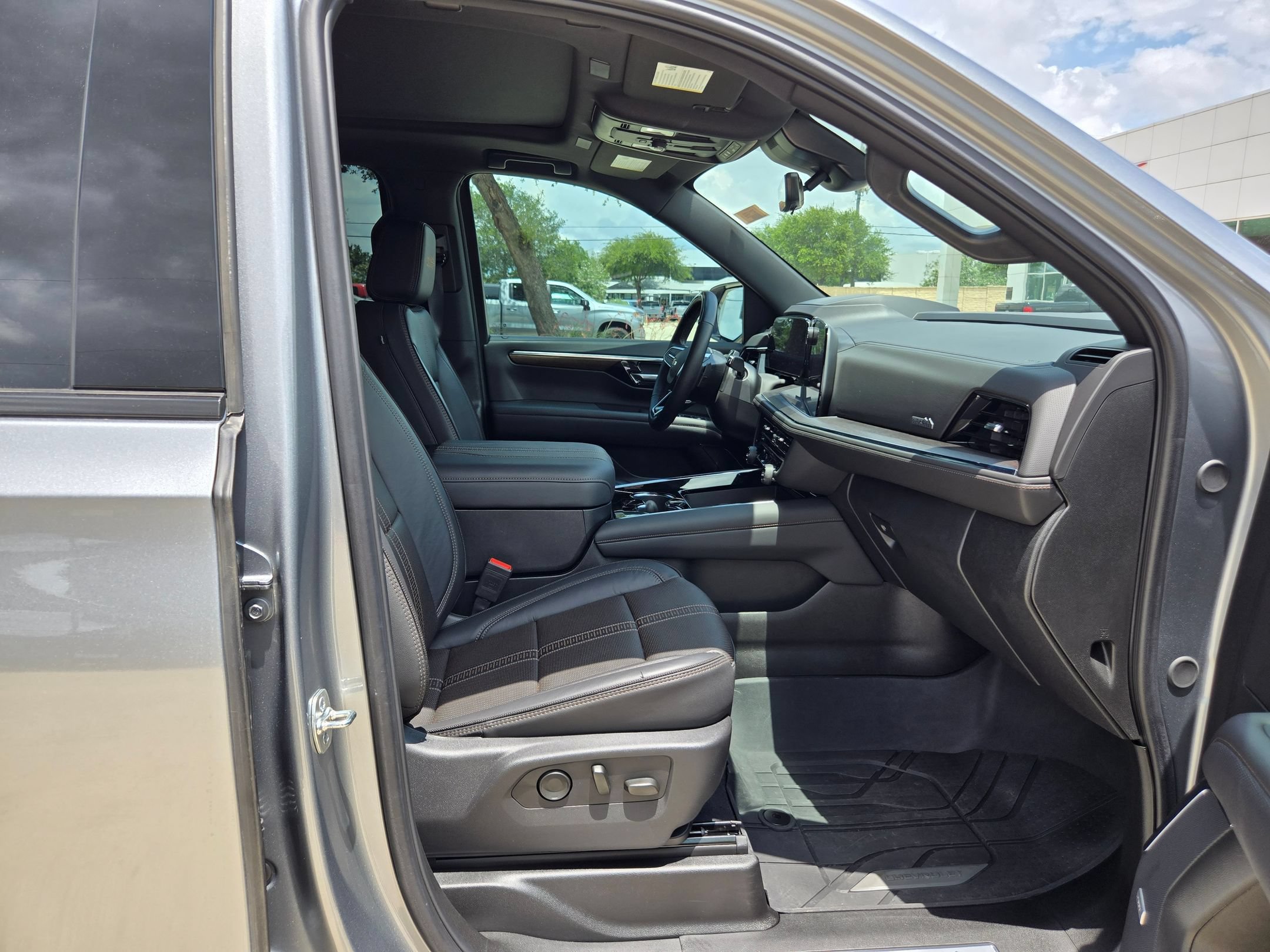 Certified 2025 Chevrolet Suburban High Country AWD/4WD image 25