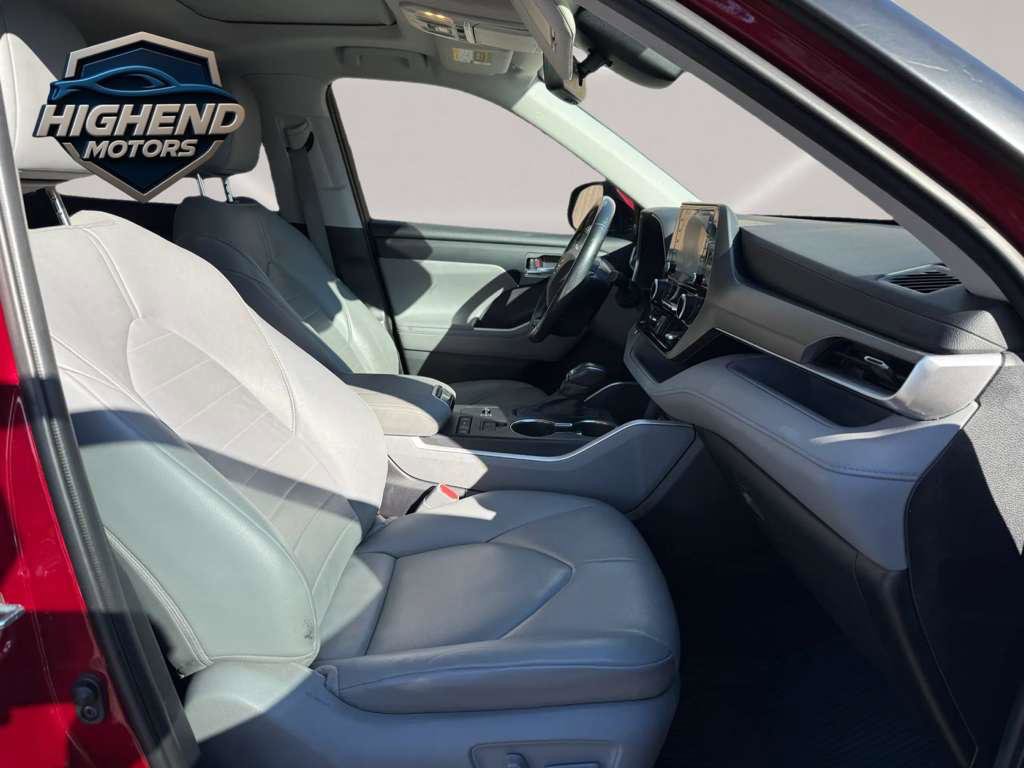 Used 2020 Toyota Highlander XLE FWD image 24