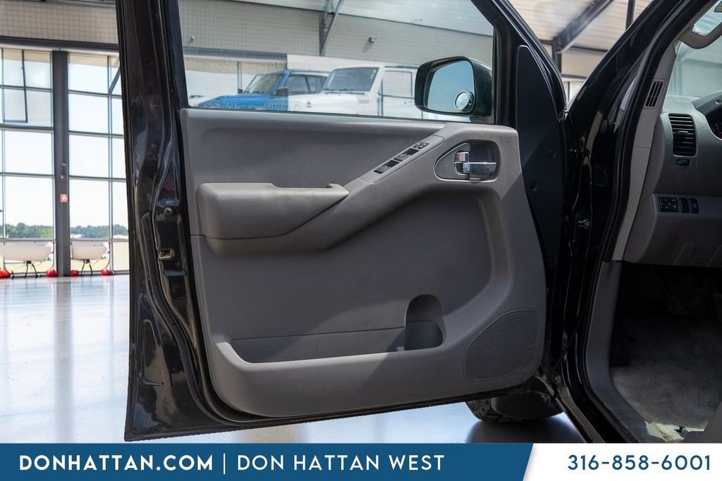 Used 2012 Nissan Frontier SV w/ SV Premium Utility Pkg AWD/4WD image 12
