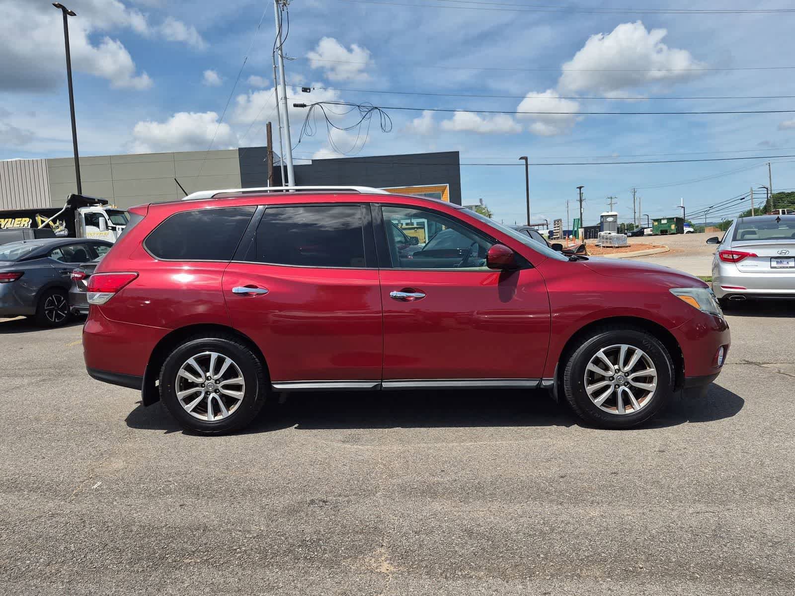 Used 2016 Nissan Pathfinder SV w/ Cargo Package FWD image 9