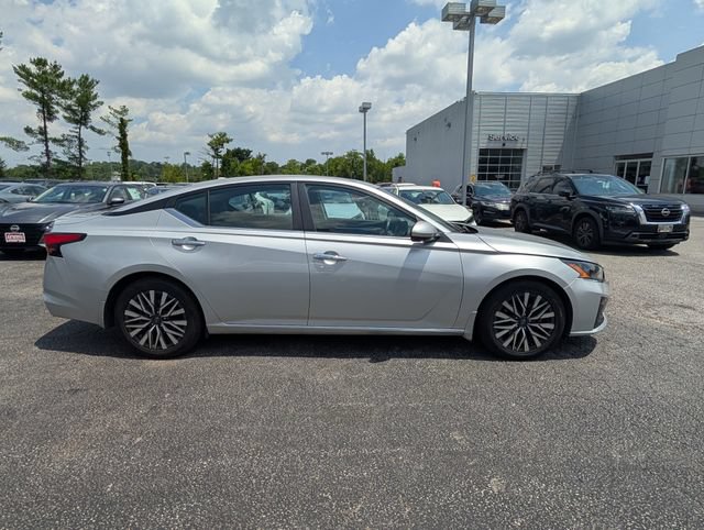 Used 2023 Nissan Altima 2.5 SV w/ SV Premium Package FWD image 2