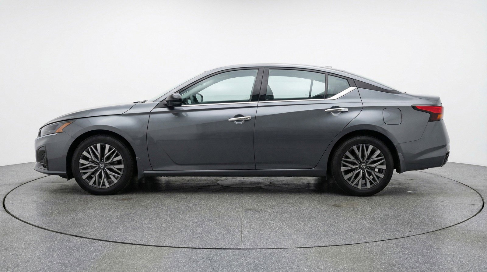 Used 2025 Nissan Altima 2.5 SV FWD image 5