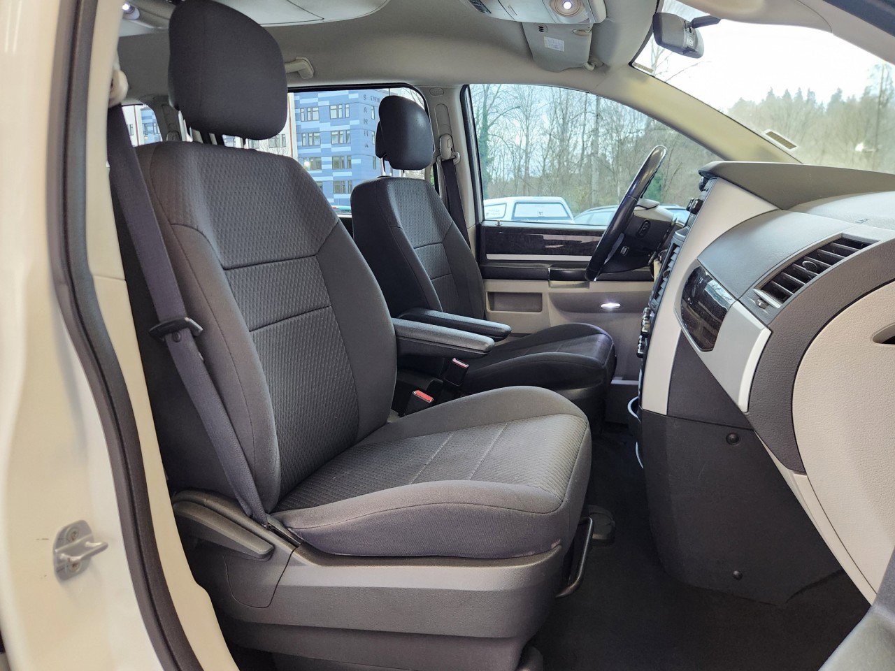 Used 2010 Dodge Grand Caravan SXT image 4