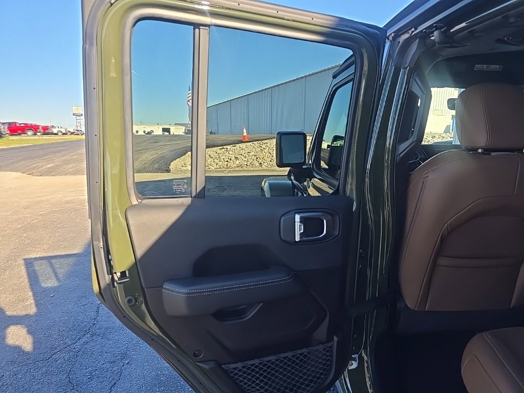 Used 2023 Jeep Wrangler Unlimited Sahara w/ Cold Weather Group image 16