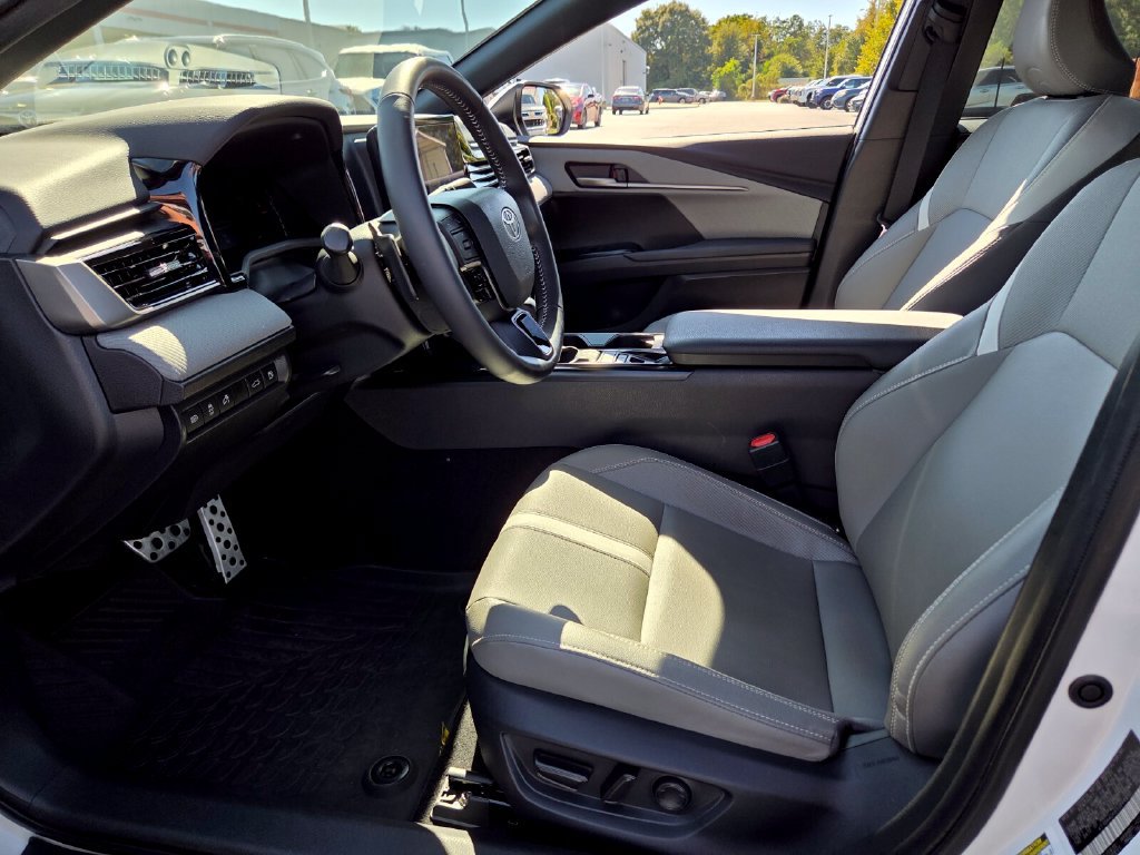 Used 2025 Toyota Camry SE FWD image 5