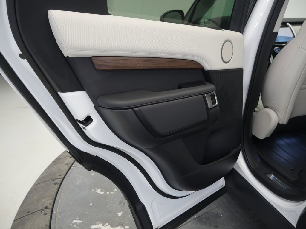 Used 2025 Land Rover Discovery Dynamic SE image 20