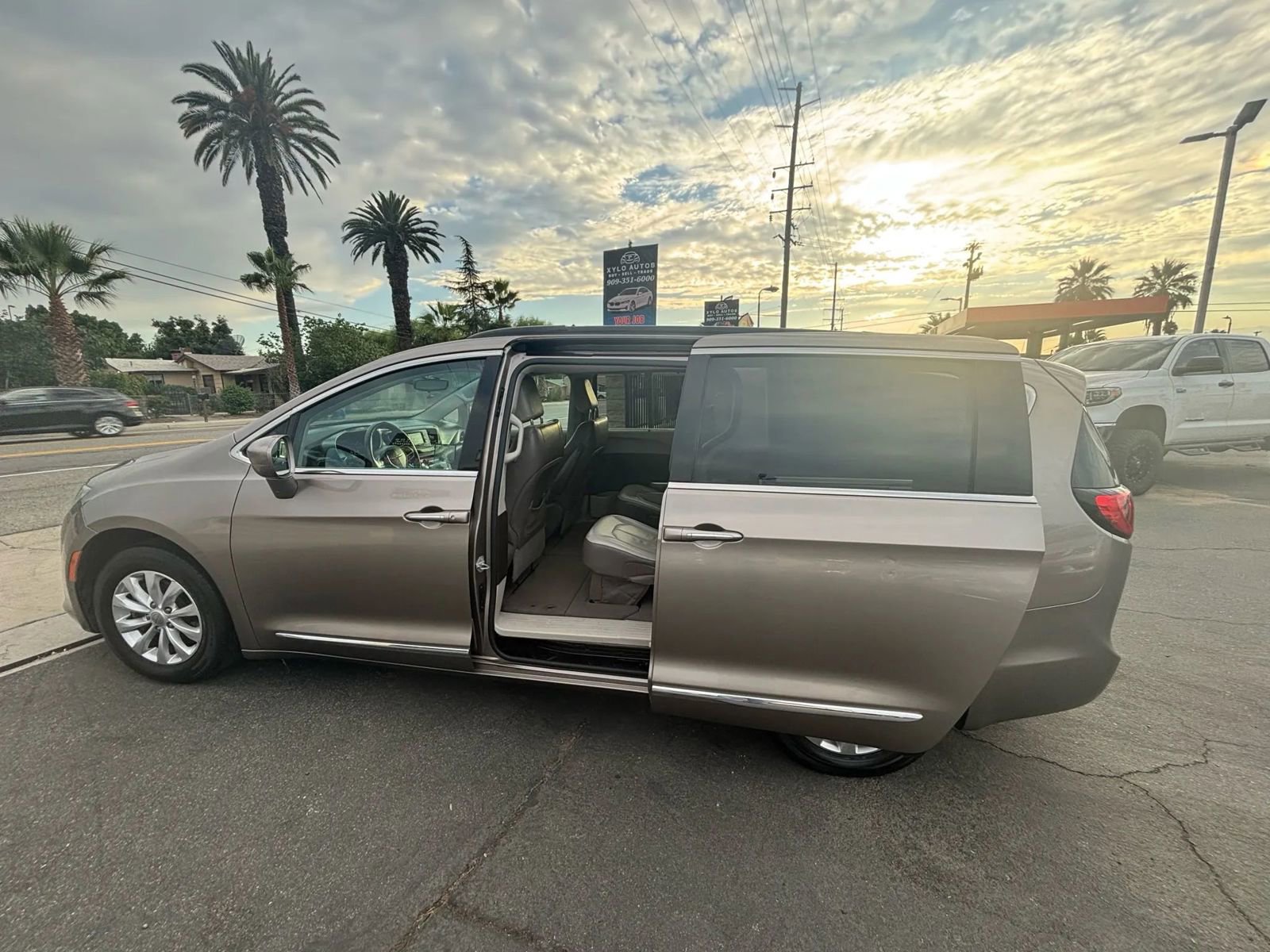 Used 2017 Chrysler Pacifica Touring-L image 17