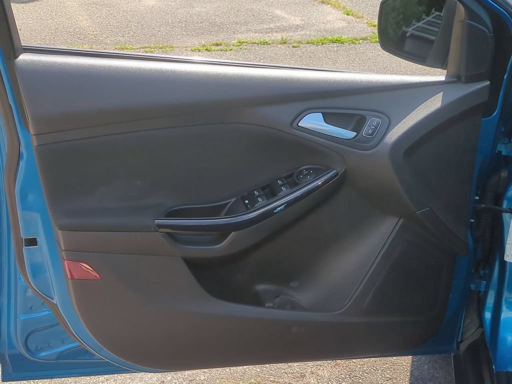 Used 2017 Ford Focus Titanium w/ Titanium Technology Package FWD image 11