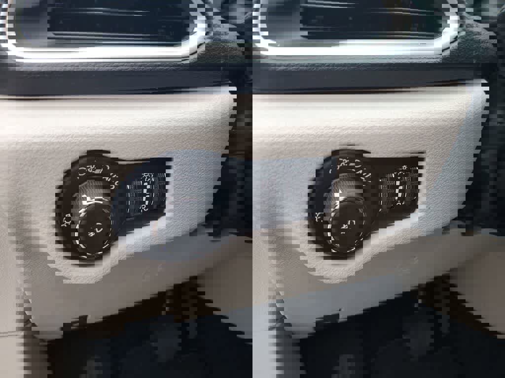 Used 2020 Chrysler Pacifica Touring w/ Tire & Wheel Group image 19