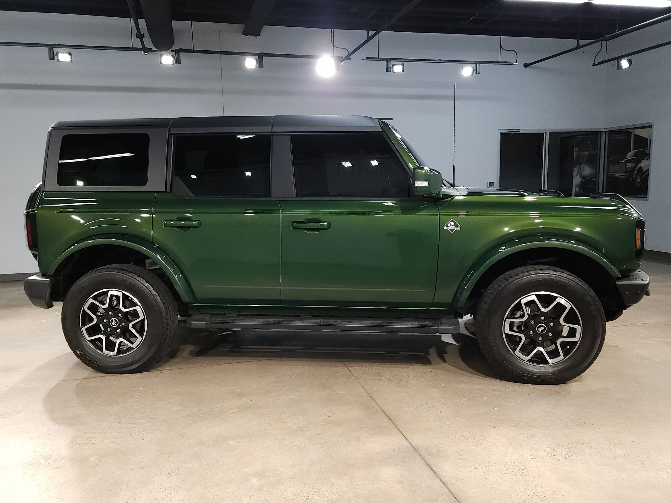 Used 2023 Ford Bronco Outer Banks image 8