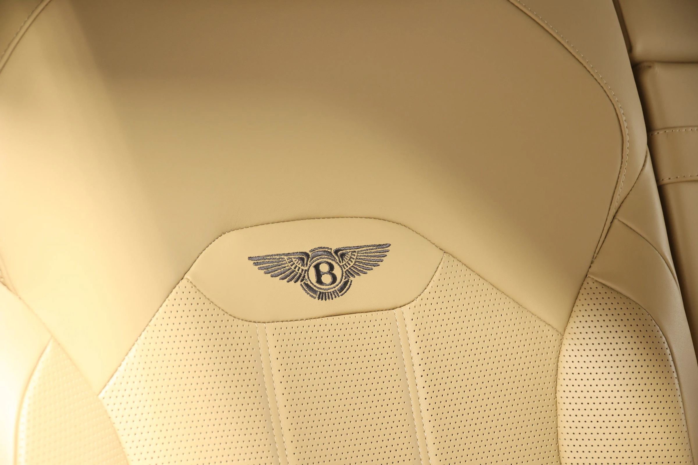 Used 2021 Bentley Bentayga AWD/4WD image 86