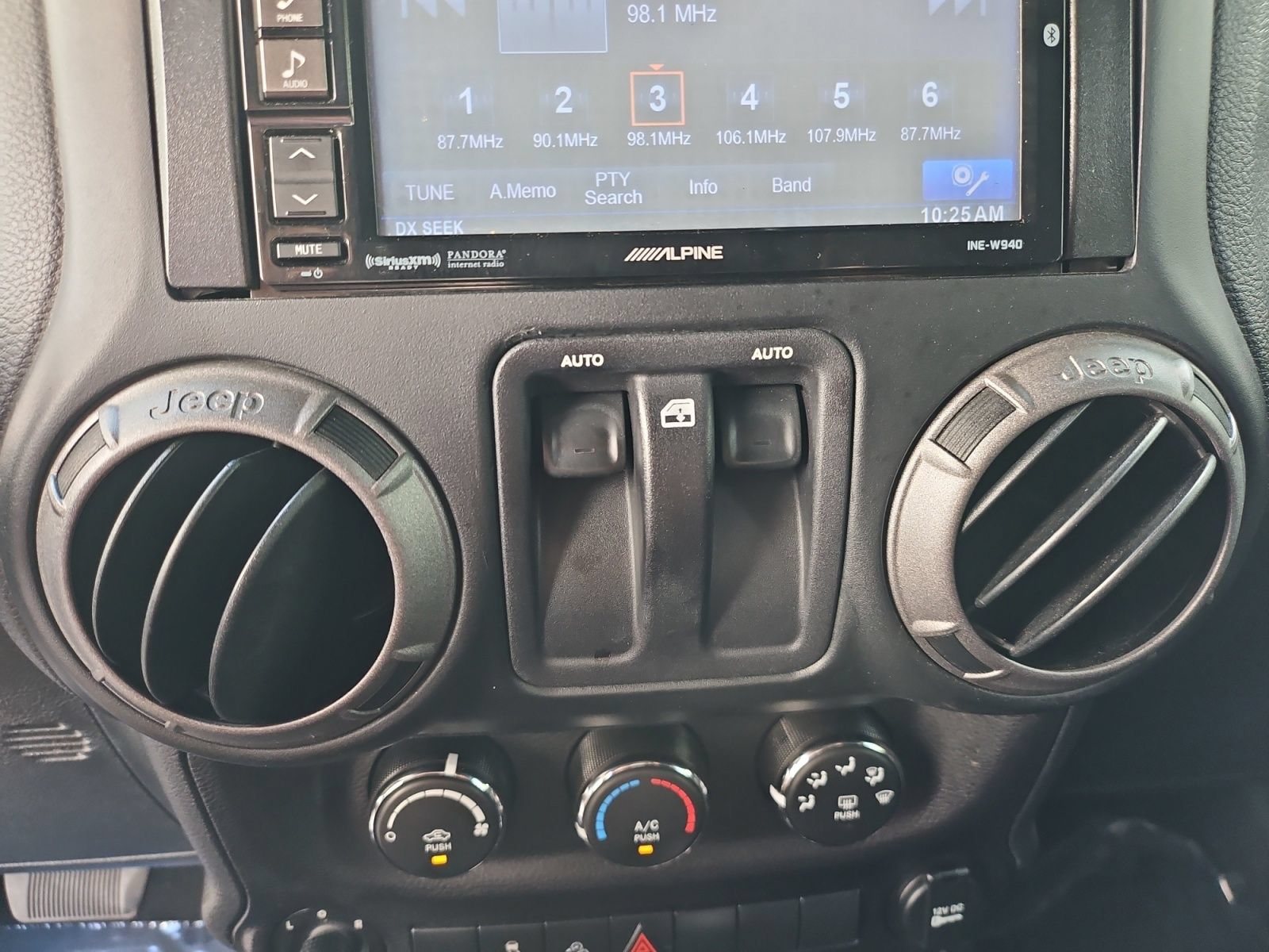 Used 2017 Jeep Wrangler Sport w/ Quick Order Package 24S AWD/4WD image 33