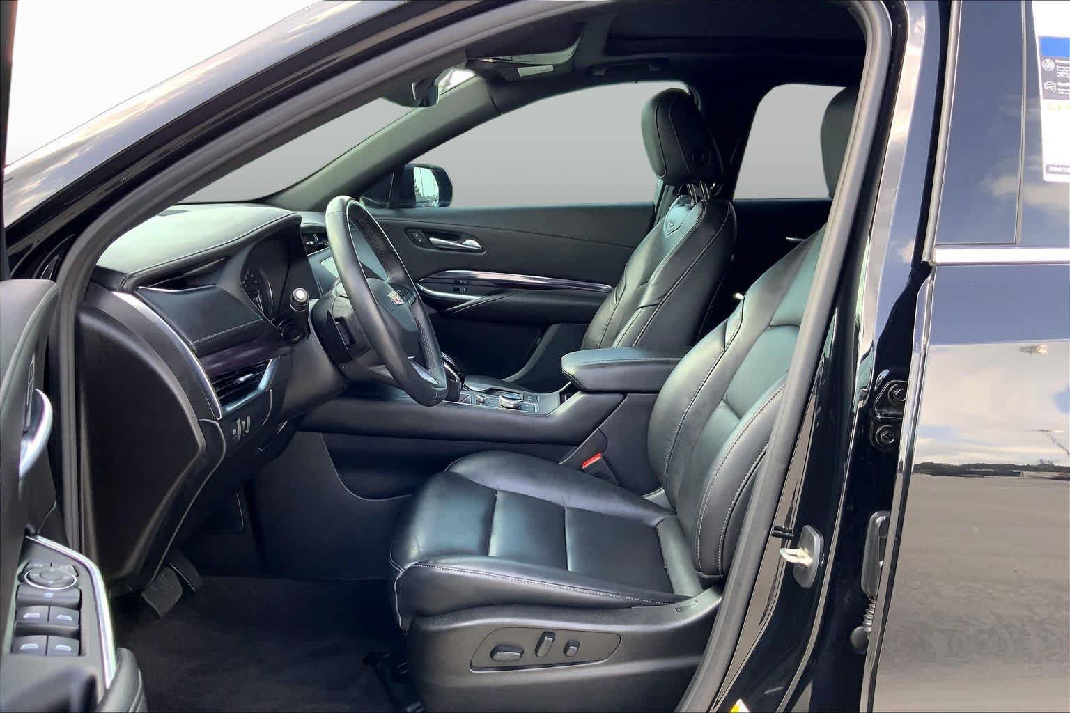 Used 2023 Cadillac XT4 Luxury w/ Cold Weather Package FWD image 14